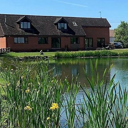 Bransford Farm Fishery & B & B Экстерьер фото