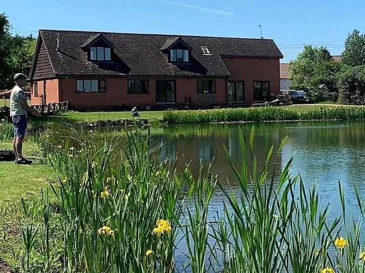 Bransford Farm Fishery & B & B Экстерьер фото