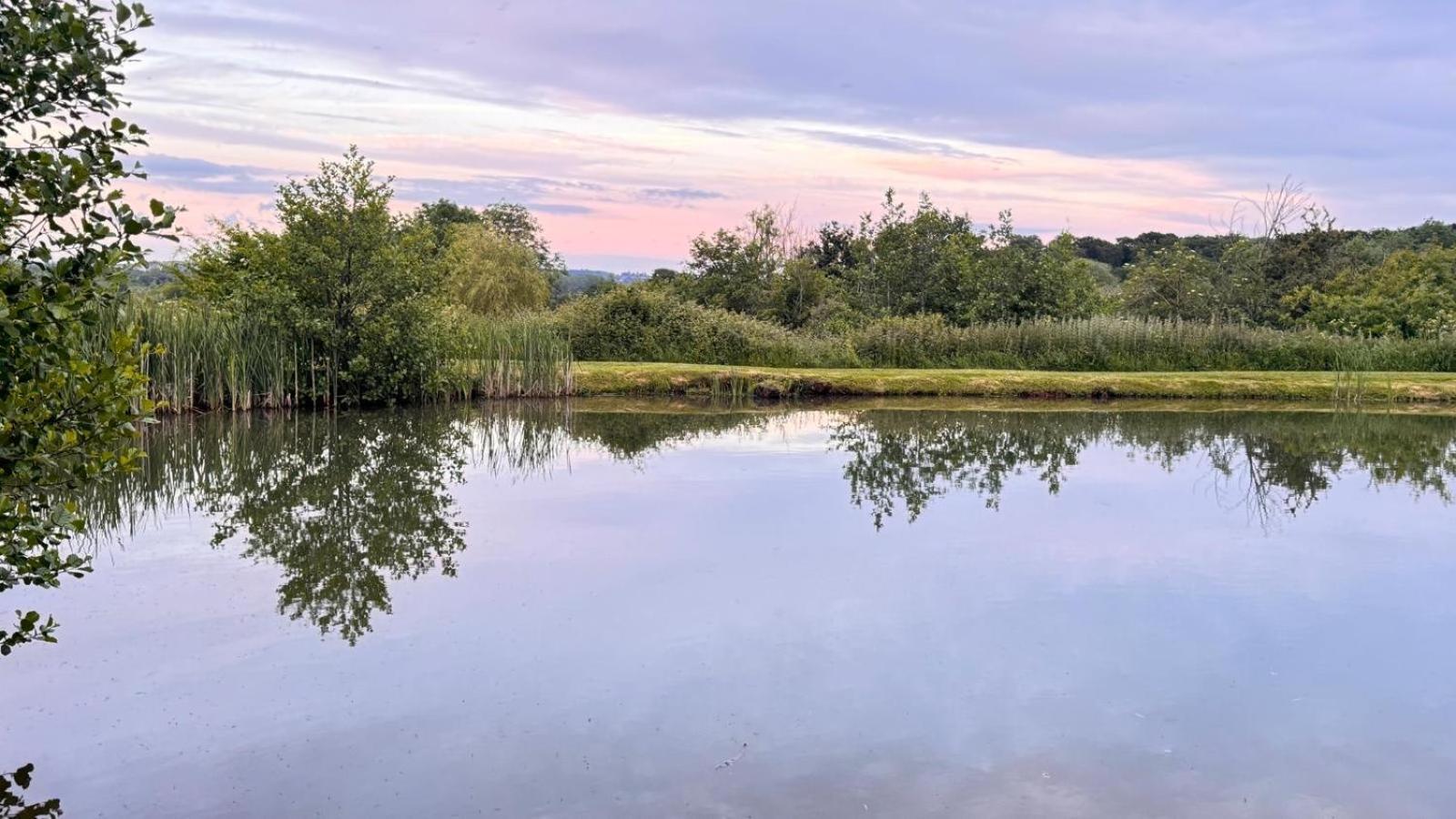 Bransford Farm Fishery & B & B Экстерьер фото